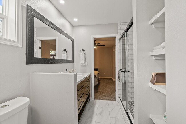 Building Photo - 2 or 3 Bedroom Renovated Mid-Town Charmer