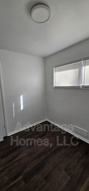 Building Photo - 7504 E 112th St