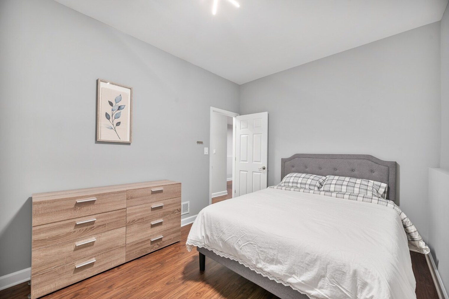 Building Photo - 1044 N California Ave