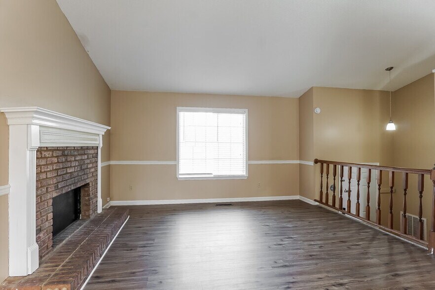Building Photo - 5811 Willow Crest Dr