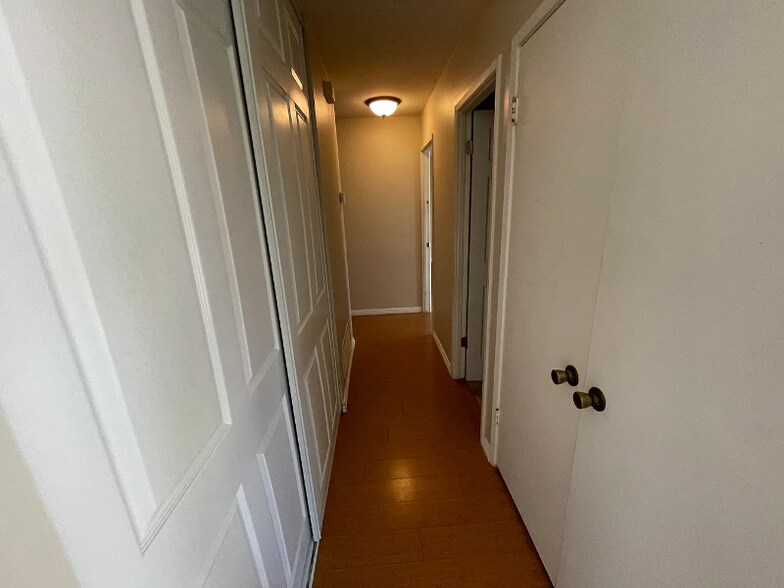 Building Photo - 146 Village Run W