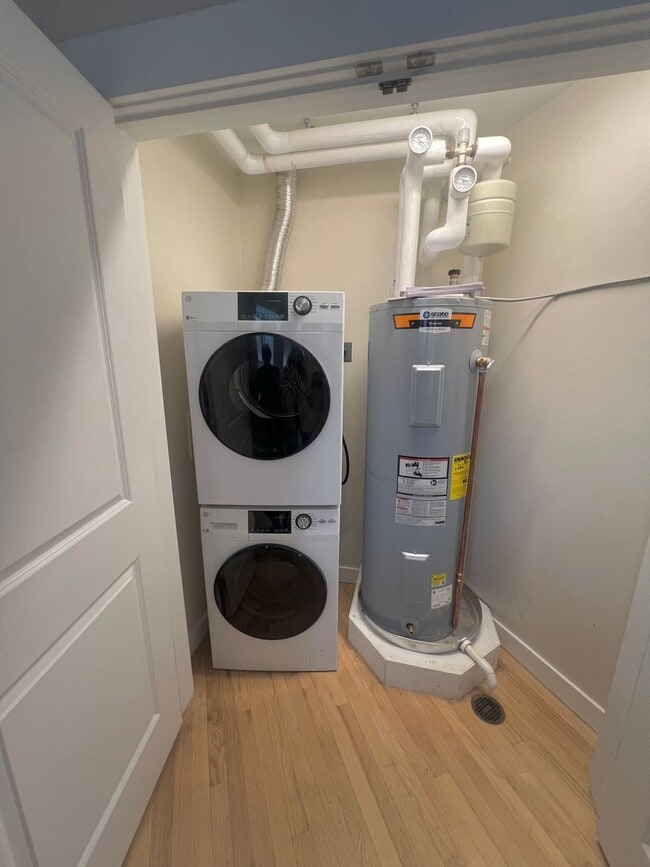 Building Photo - Putnam Hotel – $2,041 – 1 Bedroom/1 Bathroom, 690 SQ.FT. – UTILITIES INCLUDED, Available Immediately