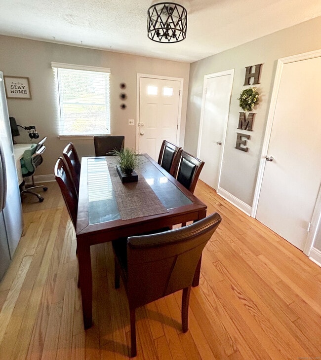 Building Photo - 322 Knapps Hwy