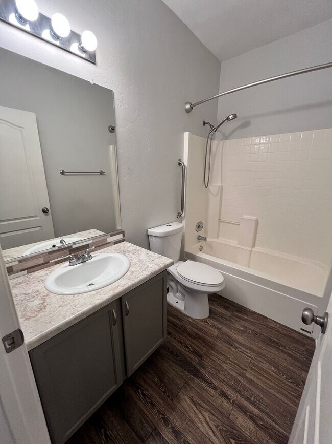 Building Photo - NW- 3 bedroom/ 2 bathroom with 2 car garage