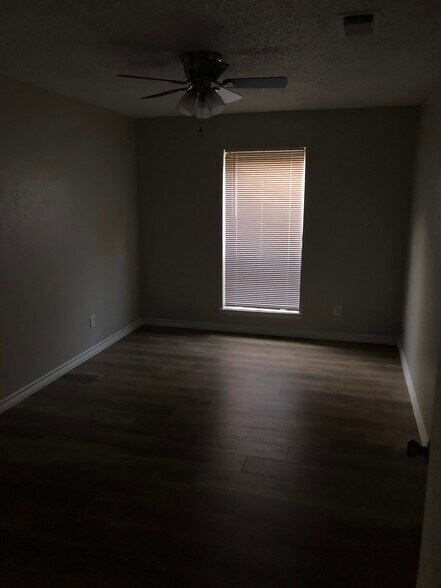 Master bedroom - 2801 Woodmont tr