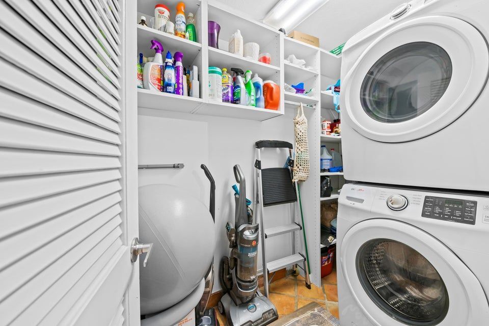 Building Photo - 219 NE 17th Ave