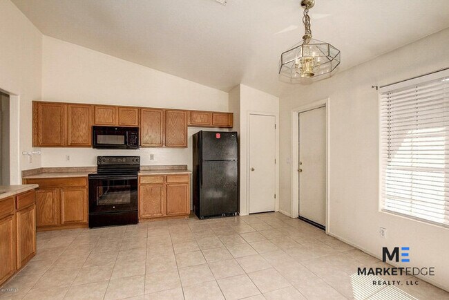 Building Photo - 3Bed/2Bath Home at Lower Buckeye Rd! JOIN ...