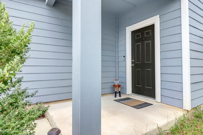 Building Photo - "Spacious 4-Bedroom Retreat with Granite Elegance in San Antonio!"