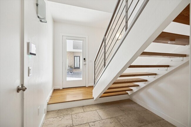 Building Photo - 5313 Lillian St