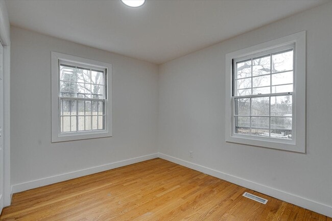 Building Photo - Charming East Ridge Rental – Spacious Yard, Updated Features & Pet-Friendly Living!