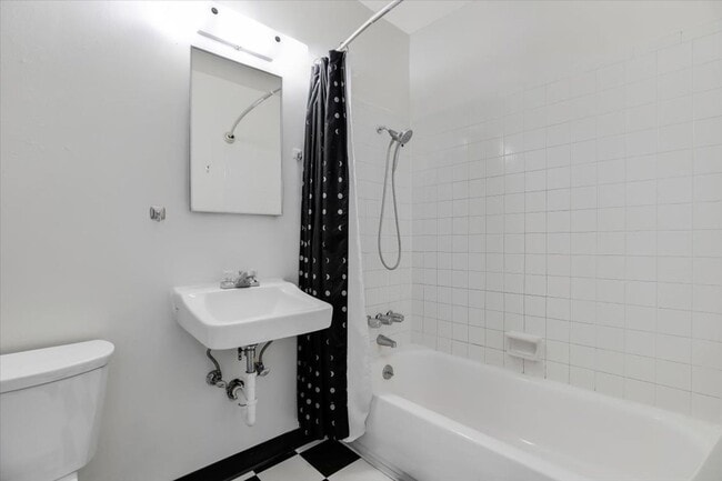 Building Photo - Cute and vintage 1/1 in Goose Hollow!