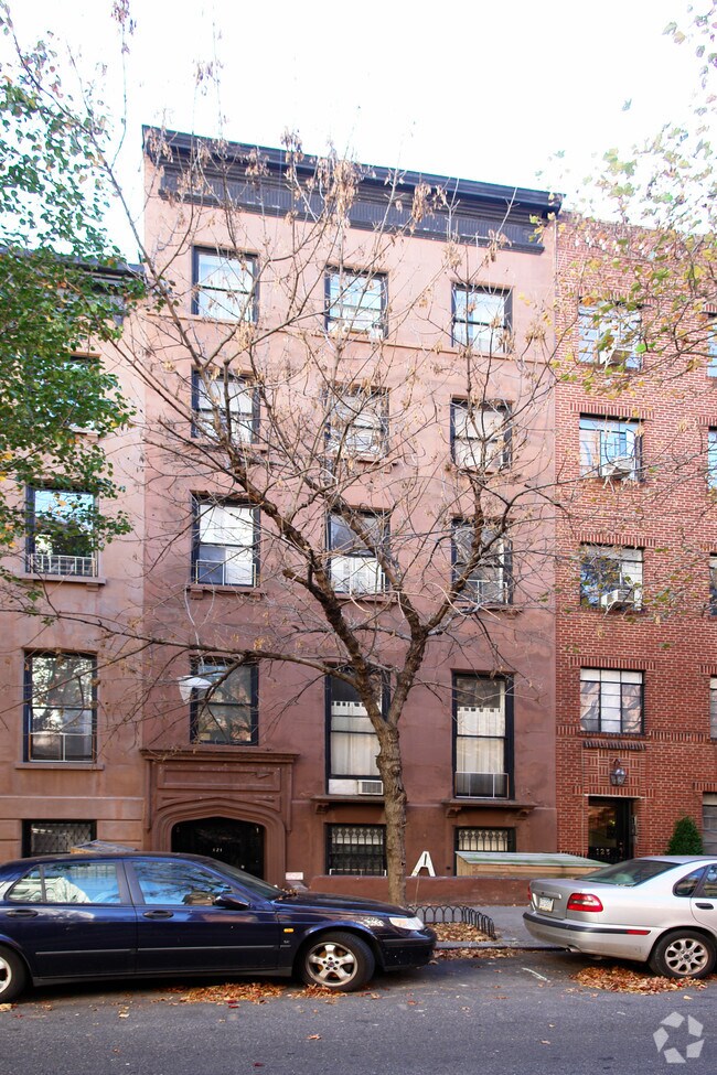 Building Photo - 121 Henry St