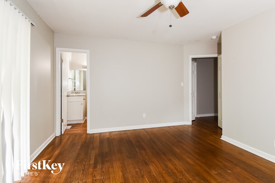 Building Photo - 492 Gresham Rd SW