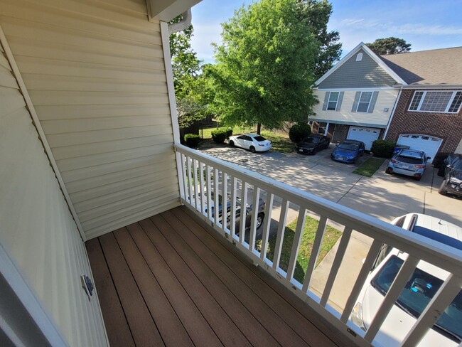 Building Photo - Gorgeous 3 bedroom, 2.5 bath townhome-styl...