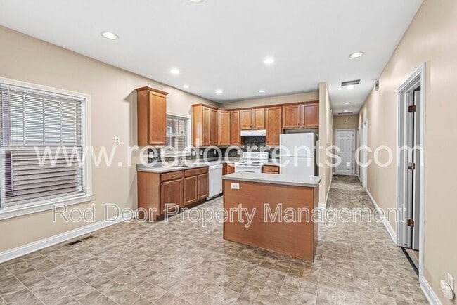 Building Photo - 714 N Tremont St