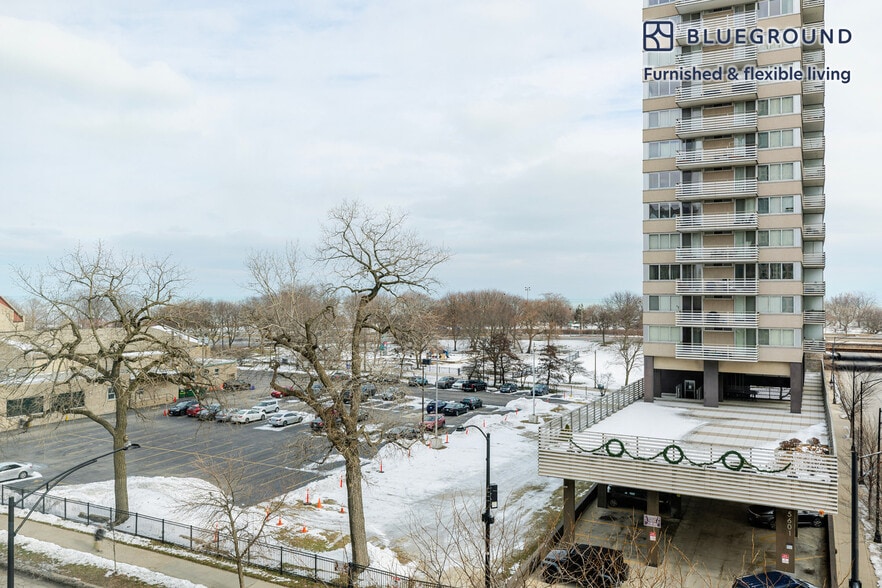 Building Photo - 5600 N Sheridan Rd