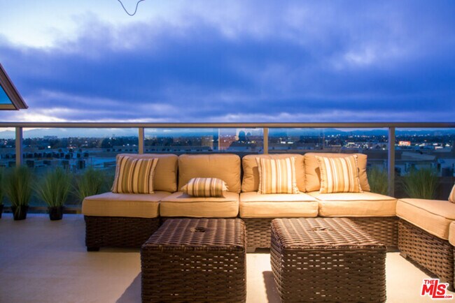 Building Photo - 13700 Marina Pointe Dr