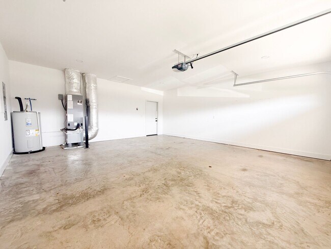 Building Photo - 3-Bedroom Home Steps from Resort-Style Pool with Jack-and-Jill Bath