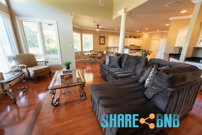 Building Photo - 48 Dartmouth Dr