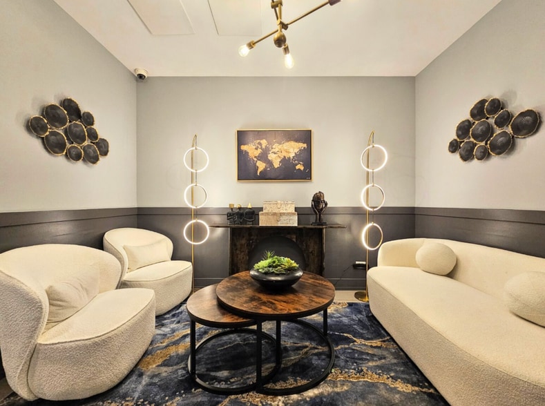 Building Photo - 1214 N La Salle Dr