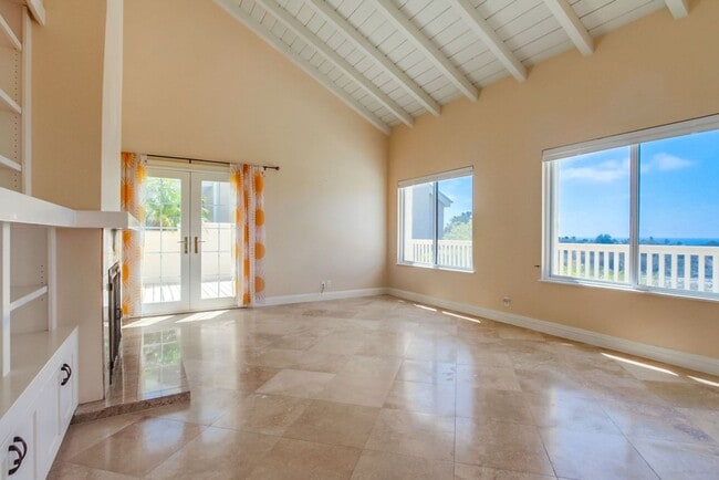 Building Photo - Fantastic ocean views in this spectacular ...