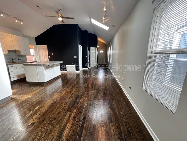 Building Photo - 819 N May St