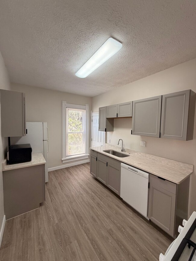 Building Photo - COMPLETELY UPDATED!! 2 bed/1 bath Close to Wexner Medical Center!