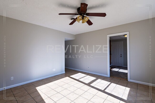 Building Photo - **Reduced Price** Adorable 3 Bedroom/1 Bat...
