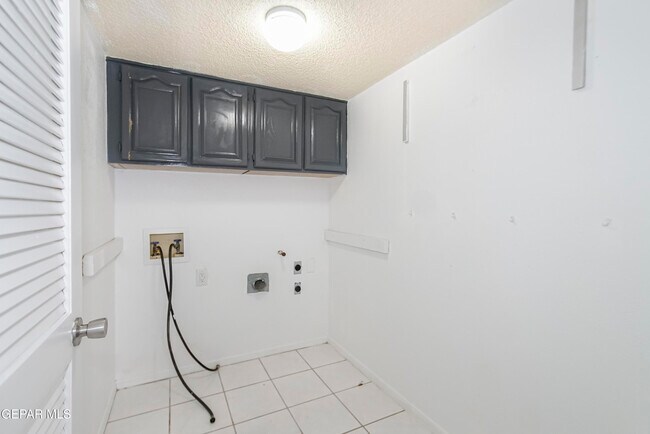 Building Photo - 908 Los Pinos Way