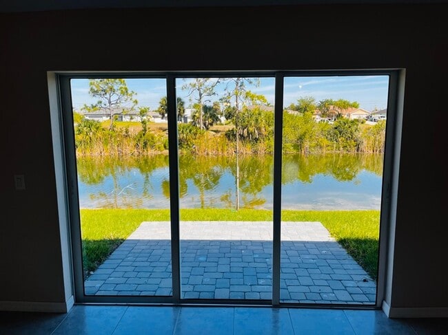 Building Photo - Waterfront property on the fresh water can...