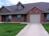 Building Photo - 2 bed 1 Bath 1 Car Garage Townhome in Del City