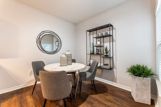 Building Photo - Lakeside Living with 1 Month Free!