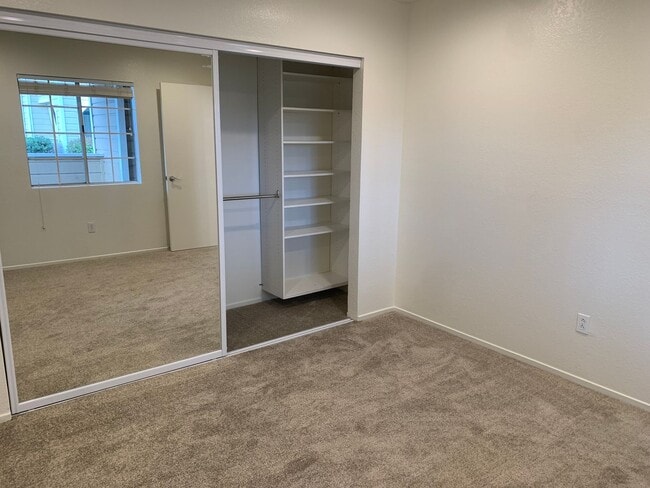 Building Photo - Gated Raintree Terrace Condo! Available Now!