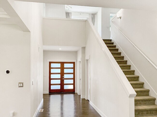 Building Photo - 4Bd/2.5Ba Renton Home