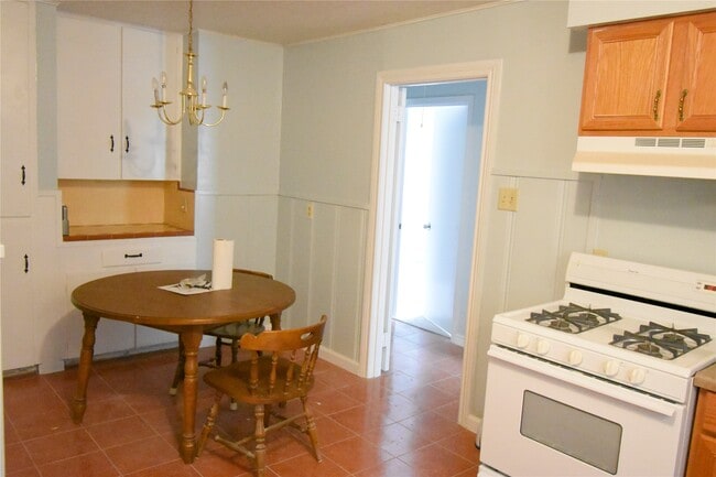 Building Photo - 1706 Oaks Dr