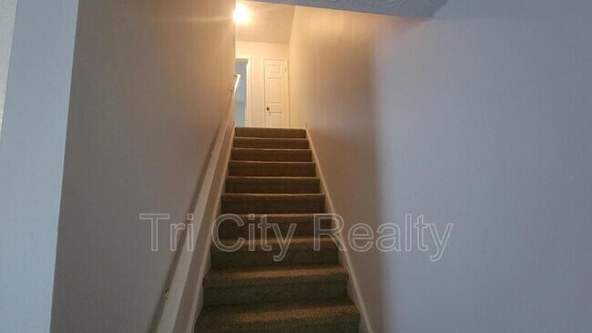 Building Photo - 220 Meadowbrook Ct