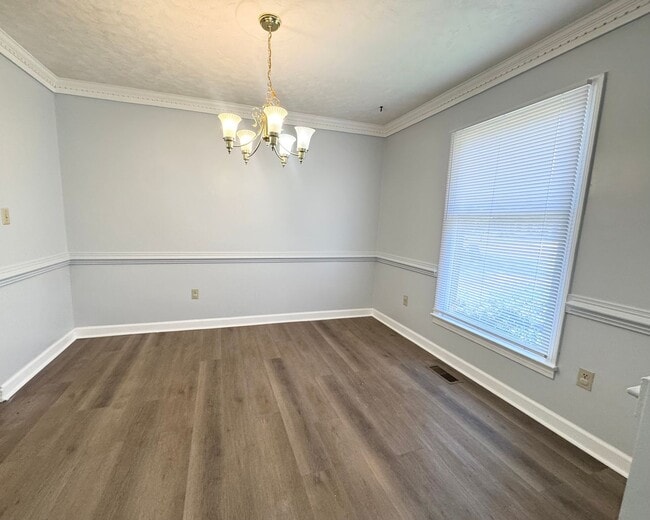 Building Photo - 102 Hunters Trail W