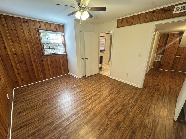 Building Photo - 5br home off S. Milledge For Rent