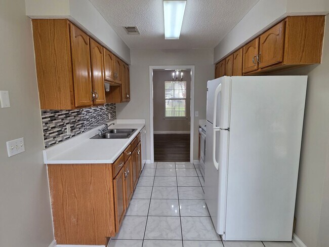 Building Photo - Woodbury Subdivision. 3 bedrooms. 2 baths. Converted garage to bonus room. Family with vaulted ce...