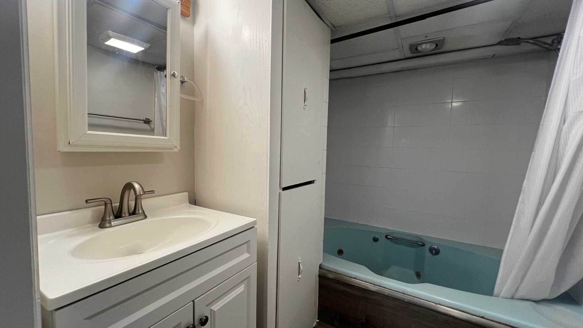 BATHROOM #2 - 89 Grant St
