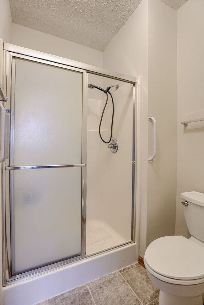 Building Photo - Spacious 3 Bedroom Gem In Southwest Omaha!!