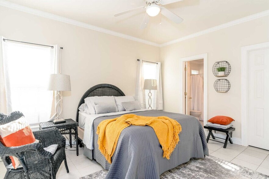 Building Photo - 2 E Lantana St