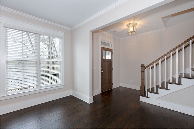 Building Photo - 2033 Cherokee Dr