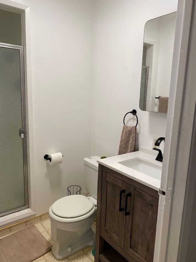 Building Photo - Lovely 3 Bedroom Home with Upgrades Throug...