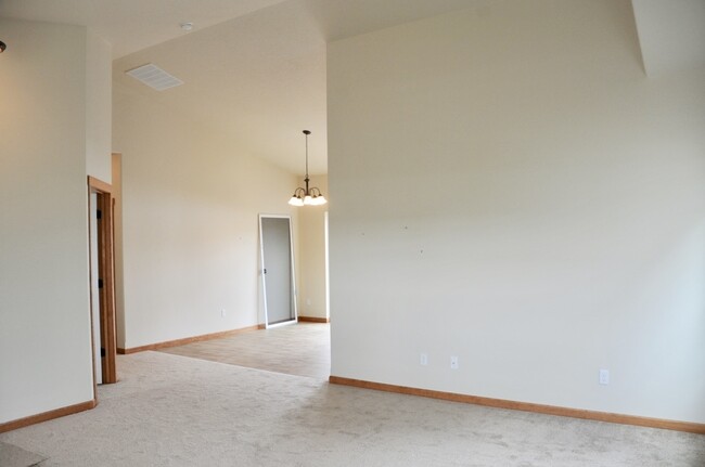 Building Photo - 3 bed 2 bath Crown Pointe Neighborhood wit...