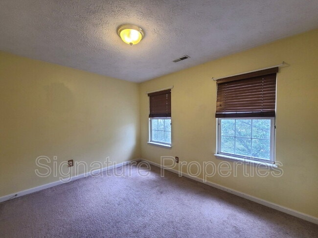 Building Photo - 10 Lockwood Dr