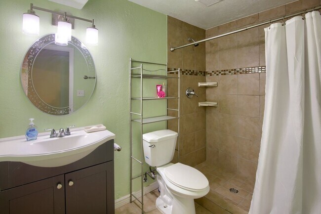 Building Photo - 3 Bedroom / 3.5 Bathroom Townhome in Millc...