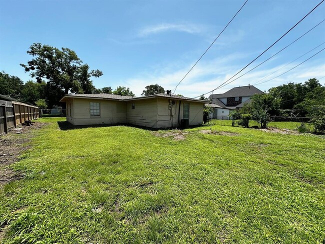 Building Photo - 5009 Chennault Rd