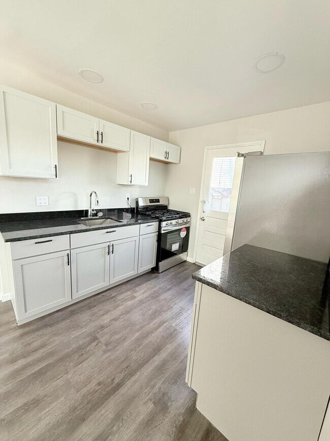 Building Photo - Great 4BR, 1 1/2BA Single Family Home in P...