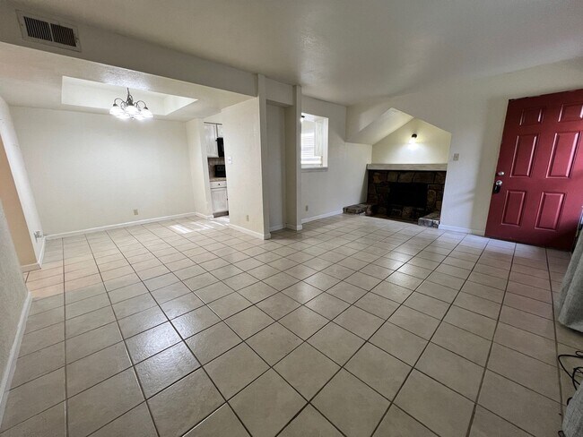 Building Photo - ground floor 1 bedroom condo!